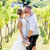 Hochzeitskuss im Weingarten